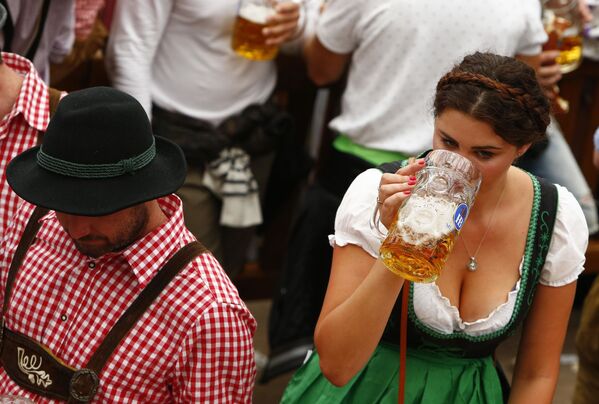 Diversión, chicas y cerveza: el Oktoberfest arranca en Múnich - Sputnik Mundo