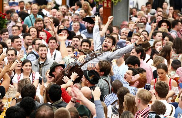 Diversión, chicas y cerveza: el Oktoberfest arranca en Múnich - Sputnik Mundo