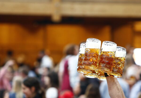 Diversión, chicas y cerveza: el Oktoberfest arranca en Múnich - Sputnik Mundo