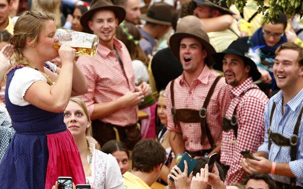 Diversión, chicas y cerveza: el Oktoberfest arranca en Múnich - Sputnik Mundo