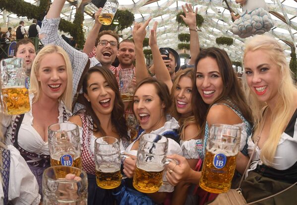 Diversión, chicas y cerveza: el Oktoberfest arranca en Múnich - Sputnik Mundo