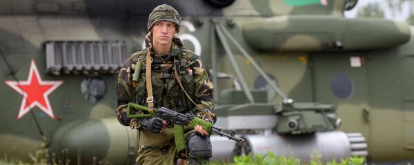 Militar bielorruso durante los ejercicios militares ruso-bielorrusos Zapad 2017 Militar bielorruso durante los ejercicios militares ruso-bielorrusos Zapad 2017 - Sputnik Mundo