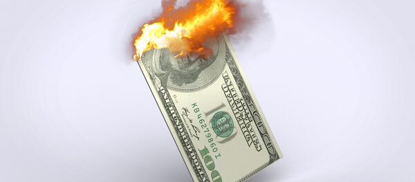 un dólar ardiendo - Sputnik Mundo