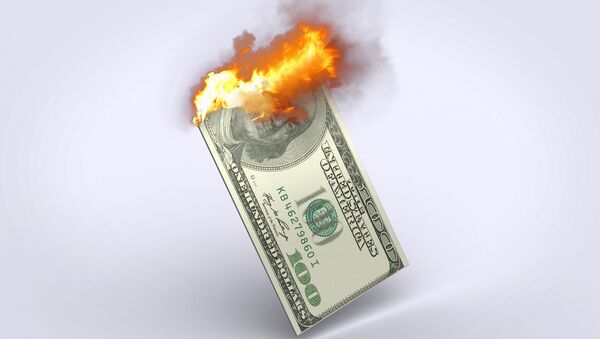 un dólar ardiendo - Sputnik Mundo