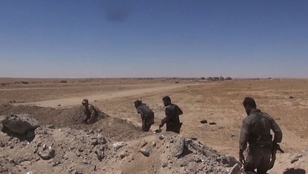 Soldados del Ejército sirio cerca de la base aérea de Deir Ezzor Soldados del Ejército sirio cerca de la base aérea de Deir Ezzor - Sputnik Mundo