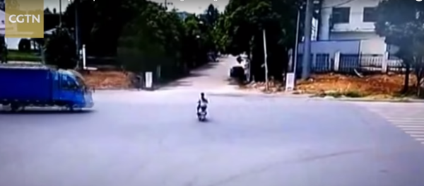 Duro de matar: un motociclista chino se salva por los pelos Duro de matar: un motociclista chino se salva por los pelos - Sputnik Mundo