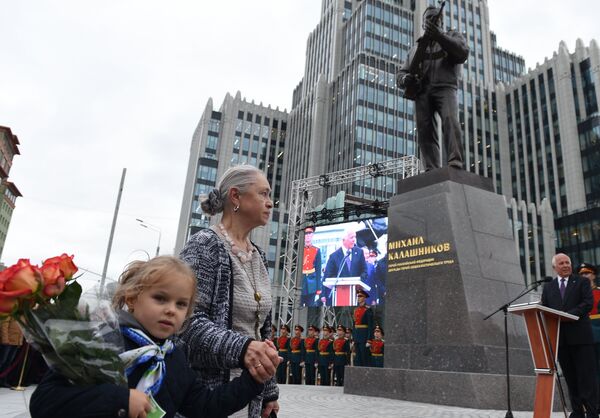 La hija de Kaláshnikov, Elena, con su nieta en la ceremonia de la inauguración del monumento La hija de Kaláshnikov, Elena, con su nieta en la ceremonia de la inauguración del monumento - Sputnik Mundo