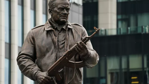 El monumento a Mijaíl Kaláshnikov, creador del fusil de asalto - Sputnik Mundo