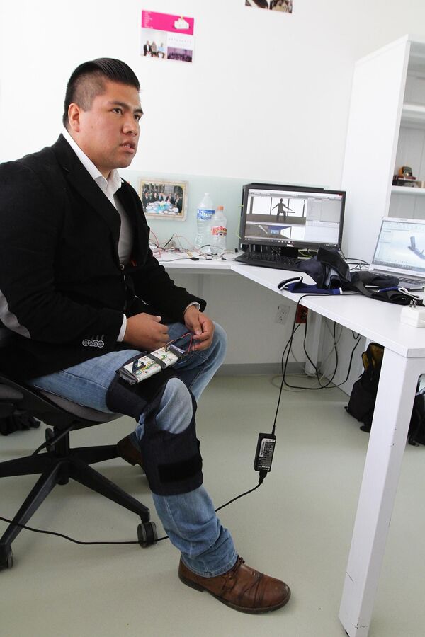 En entrevista con Notimex, el ingeniero en mecatrónica, Cristhian Prieto, explicó que a diferencia de las prótesis mecánicas, las biónicas poseen movimiento y se controlan de forma natural con los deseos e impulsos eléctricos del usuario. - Sputnik Mundo