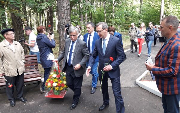 Ignacio Ybáñez Rubio y Vladislav Shapsha hacen ofrenda floral - Sputnik Mundo