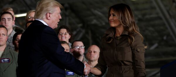 Donald Trump aprieta la mano de su esposa Melania en la base Andrews - Sputnik Mundo