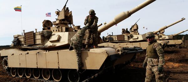 U.S. soldiers from the 2nd Battalion, 1st Brigade Combat Team, 3rd Infantry Division at the M1A2 Abrams battle tank during a military exercise at the Gaiziunu Training Range in Pabrade some 60km.(38 miles) north of the capital Vilnius, Lithuania, Thursday, April 9, 2015 - Sputnik Mundo