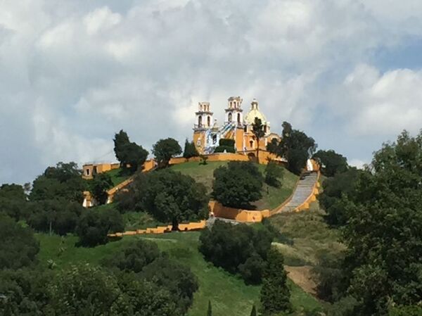 La Iglesia de la Virgen de Los Remedios del siglo XVI, sobre la pirámide prehispánica de Cholula, siglo VIII. Una de las decenas de construcciones coloniales derrumbadas en Puebla - Sputnik Mundo