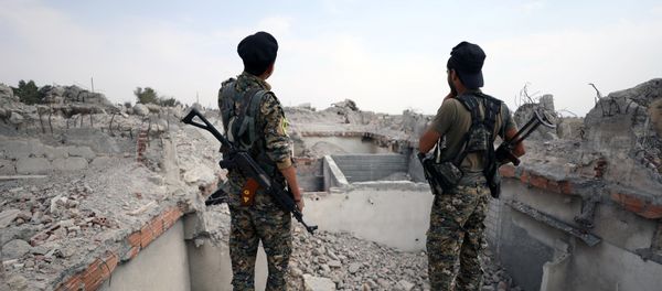 Combatientes de Fuerzas Democráticas Sirias en Al Raqa - Sputnik Mundo