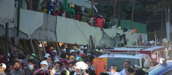 Centenares de víctimas mortales tras un fuerte terremoto en México Centenares de víctimas mortales tras un fuerte terremoto en México - Sputnik Mundo