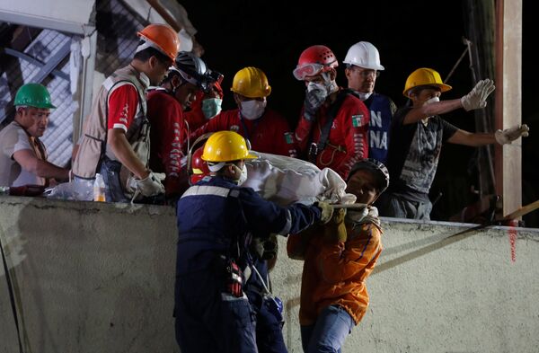 Los rescatistas sacan los cuerpos del colegio Rébsamen en Ciudad de México tras el terremoto - Sputnik Mundo