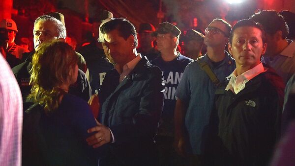 Enrique Peña Nieto, presidente de México, visita los lugares afectados por el terremoto Enrique Peña Nieto, presidente de México, visita los lugares afectados por el terremoto - Sputnik Mundo