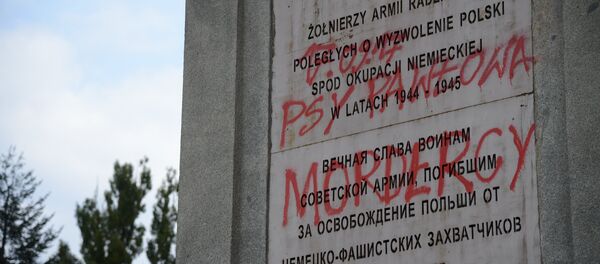 Profanación de uno de los cementerios de los soldados soviéticos en Varsovia Profanación de uno de los cementerios de los soldados soviéticos en Varsovia - Sputnik Mundo