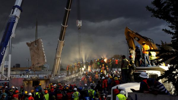 Labores de rescate tras el sismo en México Labores de rescate tras el sismo en México - Sputnik Mundo