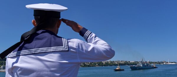 Un marinero ruso saluda la fragata Almirante Essen en Sebastopol, Rusia (archivo) - Sputnik Mundo