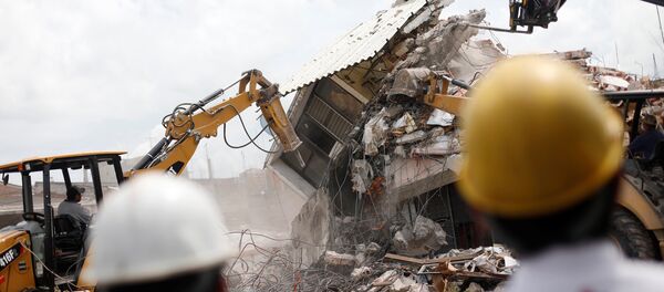 Excavadores derruyen una casa devastada por el terremoto del 19 de septiembre en Jojutla de Juárez, México - Sputnik Mundo