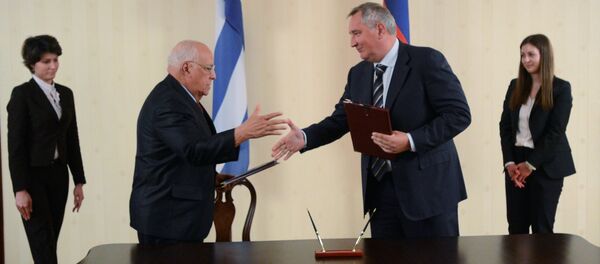 Los vicepresidentes del Gobierno de Cuba, Ricardo Cabrisas, y de Rusia, Dmitri Rogozin - Sputnik Mundo