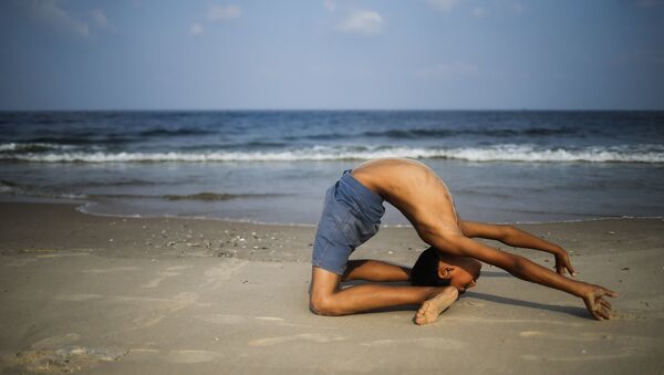 Yussef Bahtini, un palestino de 12 años de Gaza convertido en un hábil contorsionista Yussef Bahtini, un palestino de 12 años de Gaza convertido en un hábil contorsionista - Sputnik Mundo