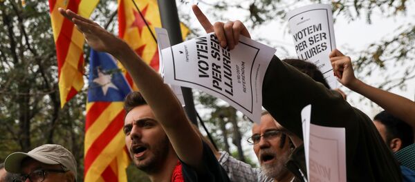 Estudiantes protestan contra la 'mano dura' de la Guardia Civil hacia el Gobierno catalán - Sputnik Mundo