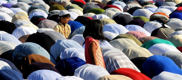 Musulmanes rezando (imagen referencial) - Sputnik Mundo