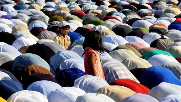 Musulmanes rezando (imagen referencial) - Sputnik Mundo