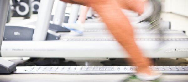 Una persona corriendo en una cinta - Sputnik Mundo