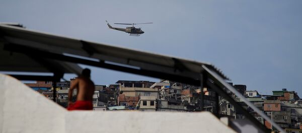 Helicóptero de la Fuerza aérea de Brasil en Rocinha - Sputnik Mundo