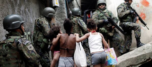 Fuerzas Armadas de Brasil en la favela Rocinha de Río de Janeiro - Sputnik Mundo