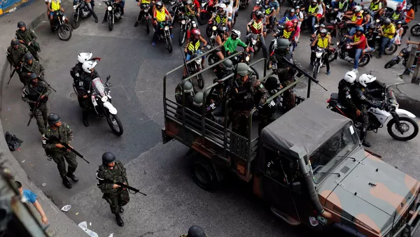 Armed Forces take up position during a operation after violent clashes between drug gangs in Rocinha slum in Rio de Janeiro, Brazil - Sputnik Mundo
