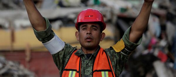 Un soldado mexicano en la Ciudad de México tras un fuerte terremoto - Sputnik Mundo