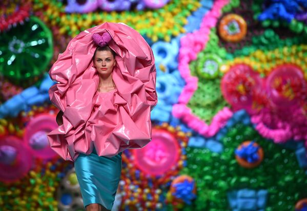 Los momentos más sensuales de la Mercedes-Benz Fashion Week Madrid - Sputnik Mundo