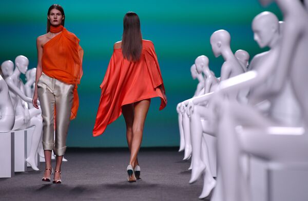 Los momentos más sensuales de la Mercedes-Benz Fashion Week Madrid - Sputnik Mundo