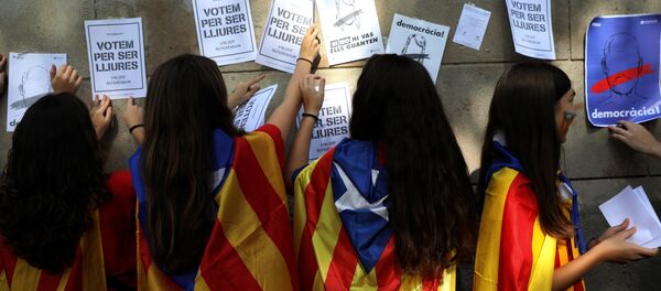 Las mujeres pegan los posters en apoyo del referéndum - Sputnik Mundo