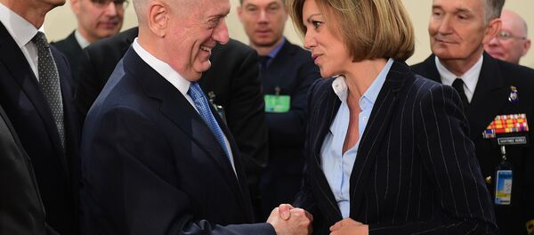 James Mattis, secretario de Defensa de EEUU y la ministra de Defensa de España, María Dolores de Cospedal (archivo) - Sputnik Mundo