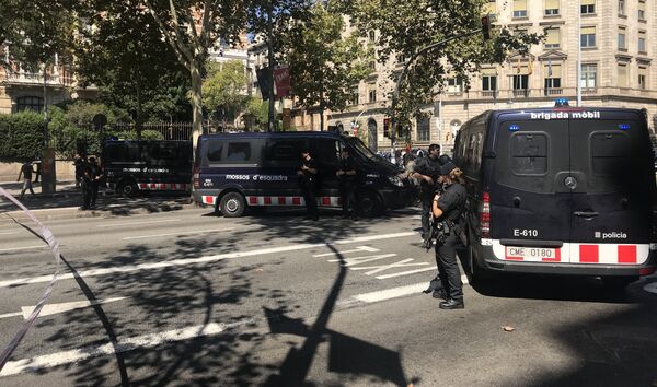 Un operativo de los Mossos d'Esquadra cortando el acceso a una manifestación multitudinaria a favor del referéndum en Cataluña cerca de Plaza Universitat Un operativo de los Mossos d'Esquadra cortando el acceso a una manifestación multitudinaria a favor del referéndum en Cataluña cerca de Plaza Universitat - Sputnik Mundo