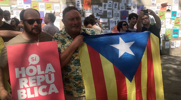 La manifestación del 24 de septiembre en Plaza Universitat pilló a los turistas desprevenidos. En la imagen, a la derecha, un escocés agarrando una bandera independentista. La manifestación del 24 de septiembre en Plaza Universitat pilló a los turistas desprevenidos. En la imagen, a la derecha, un escocés agarrando una bandera independentista. - Sputnik Mundo