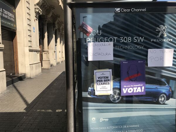 Durante los últimos días Barcelona se ha llenado de carteles a favor del referéndum del próximo 1 de octubre Durante los últimos días Barcelona se ha llenado de carteles a favor del referéndum del próximo 1 de octubre - Sputnik Mundo