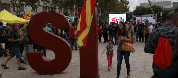 La palabra Sí, rodeada de partidarios de la independencia de Cataluña - Sputnik Mundo