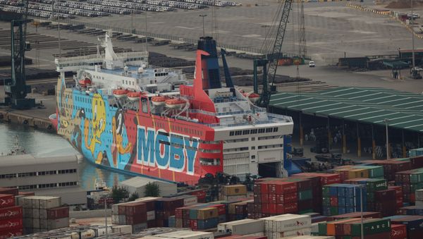 El barco Moby Dada en el puerto de Barcelona El barco Moby Dada en el puerto de Barcelona - Sputnik Mundo