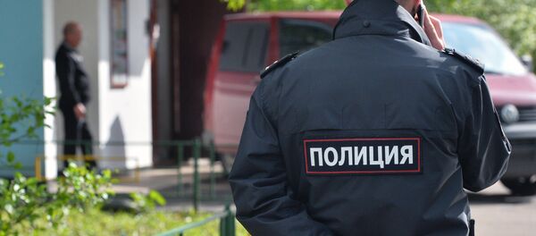 Un agente de policía Un agente de policía - Sputnik Mundo