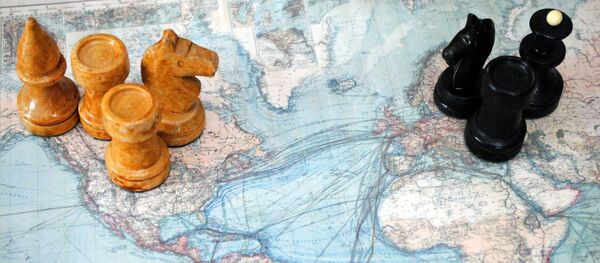 Varias piezas de ajedrez sobre un mapa Varias piezas de ajedrez sobre un mapa - Sputnik Mundo