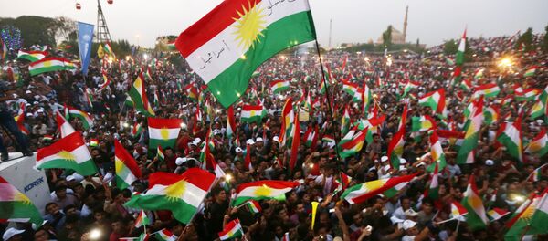 Banderas de Kurdistán en un mitin independentista (archivo) - Sputnik Mundo