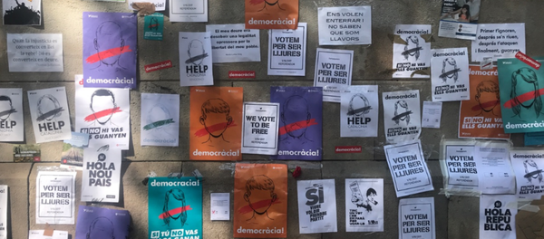 Carteles a favor de la celebración del referéndum catalán - Sputnik Mundo