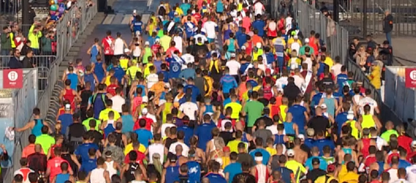 El latido de Moscú: más de 30.000 personas de 71 países participan en el maratón de la ciudad - Sputnik Mundo