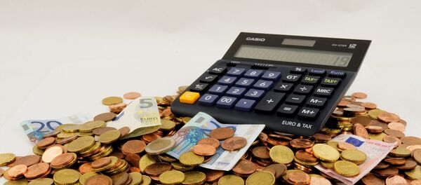 Dinero y calculadora - Sputnik Mundo